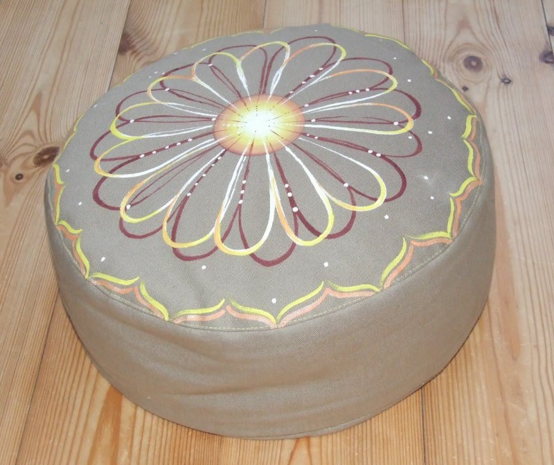Planeta na béžové meditační polštář