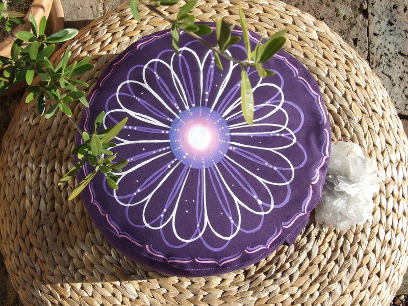 Planeta na fialové meditační polštář