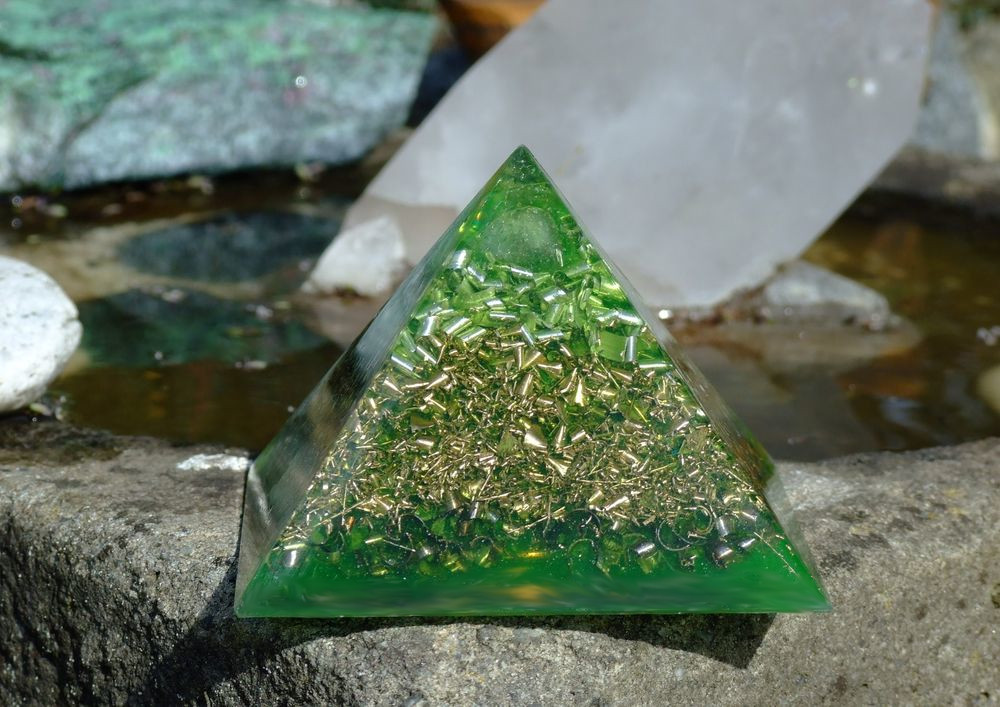 Orgonit pyramida 11,5 cm avanturínová