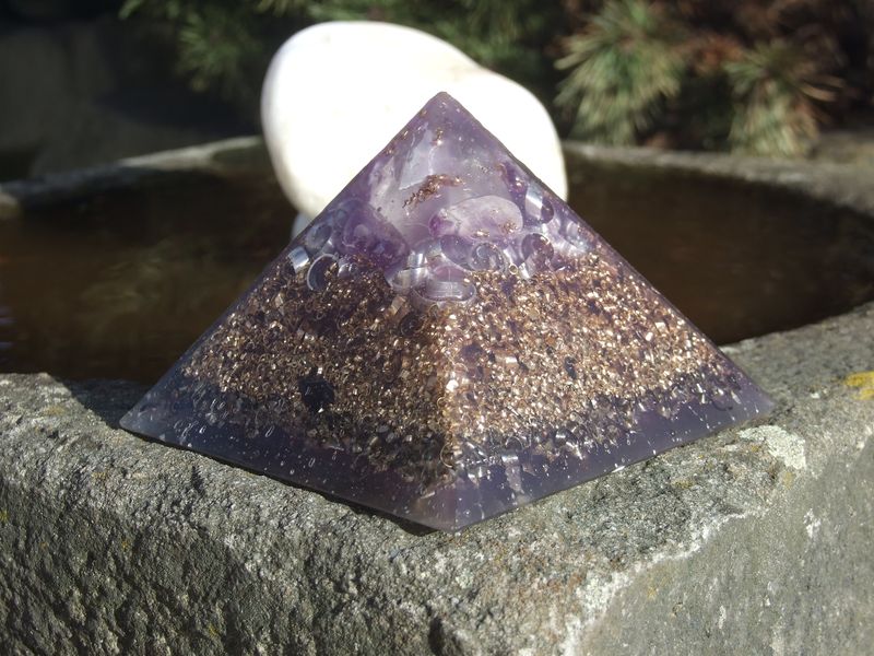 Orgonit pyramida 11,5 cm ametystová