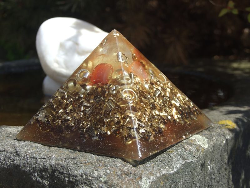 Orgonit pyramida 11,5 cm karneolová