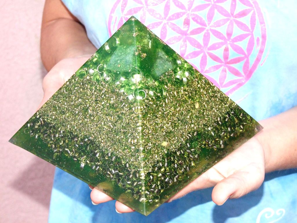 MEGA Orgonit pyramida 18 cm avanturínová
