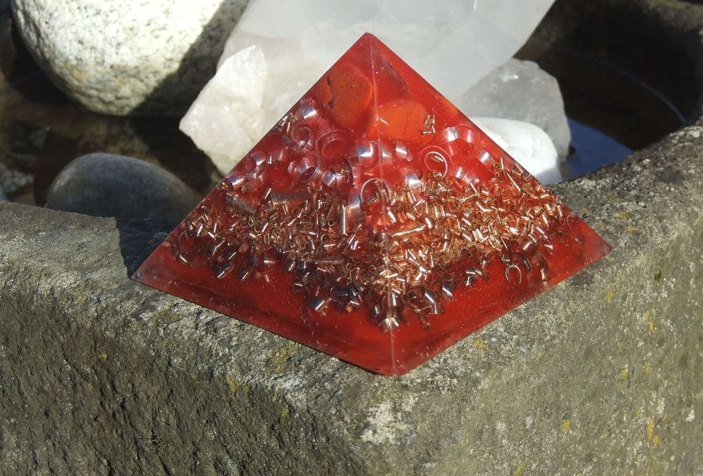 Orgonit pyramida 11,5 cm jaspisová