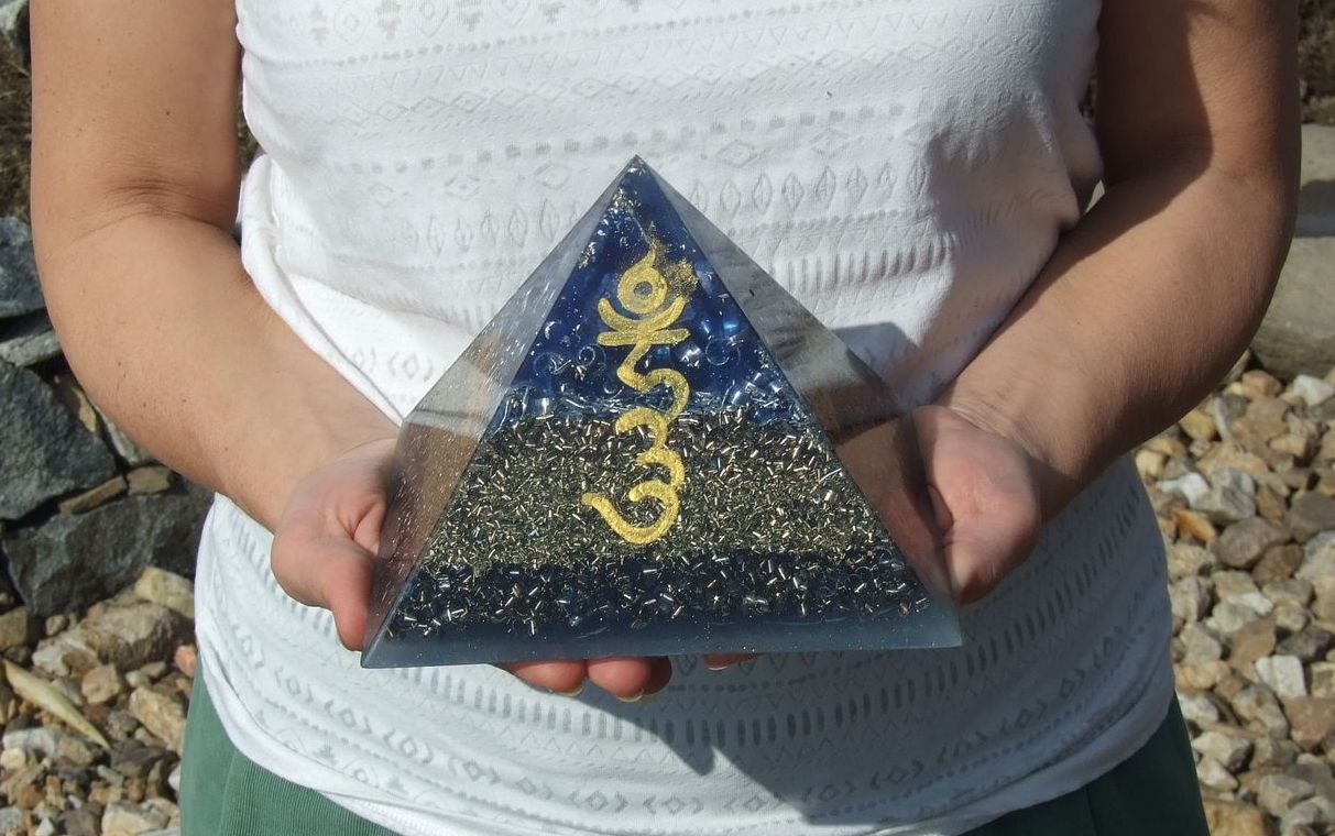 MEGA Orgonit pyramida 18 cm živlová vodní
