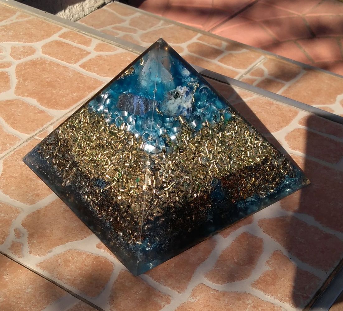 MEGA orgonit pyramida 18 cm sodalitová