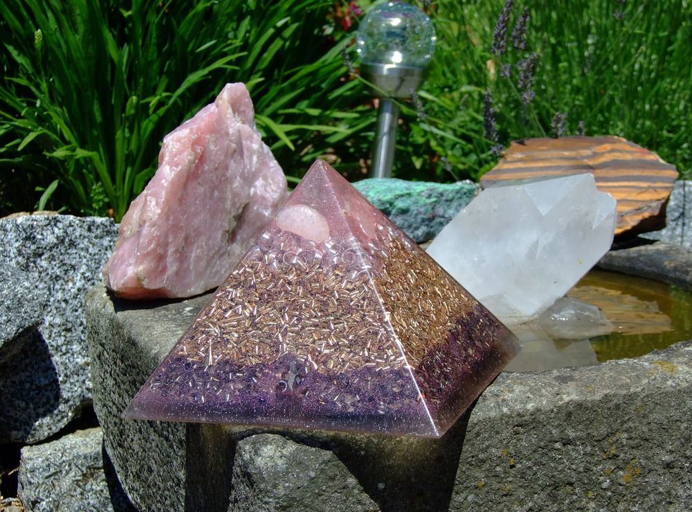 MEGA Orgonit pyramida 18 cm růženínová