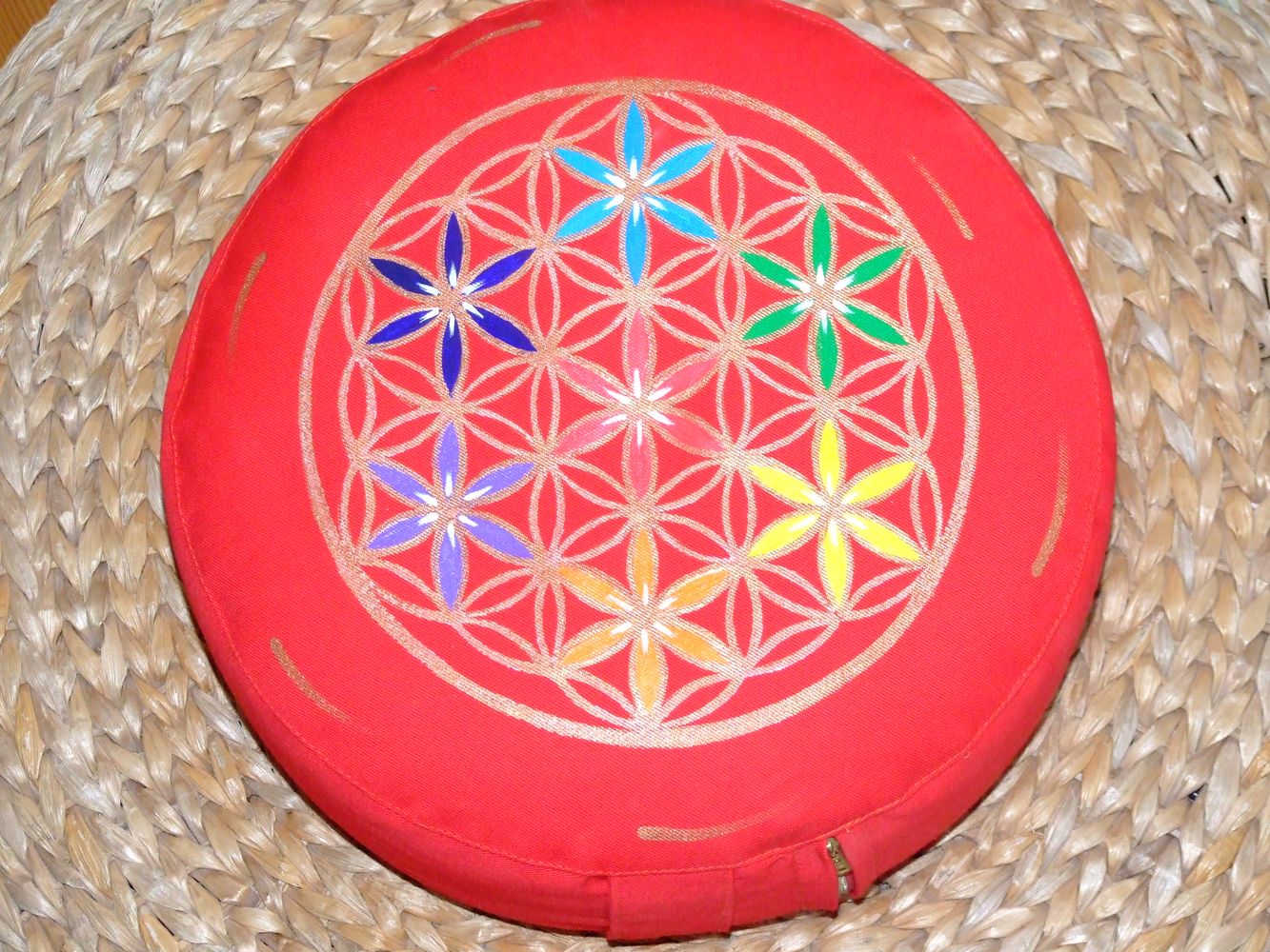 Čakrový květ života na červené meditační polštář