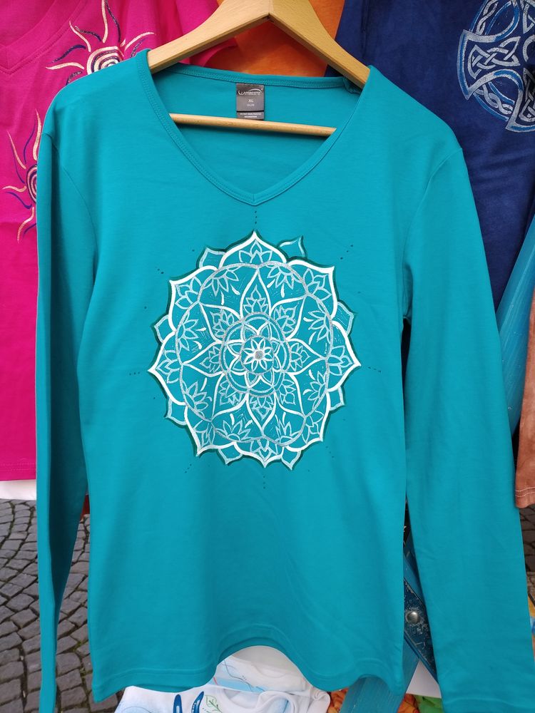 Mandala na tmavém tyrkysu