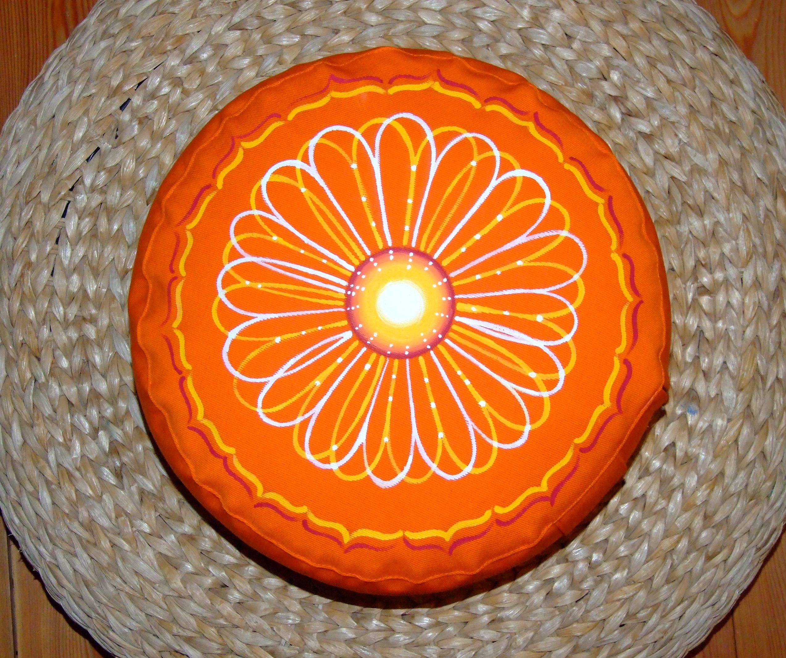 Planeta na oranžové meditační polštář