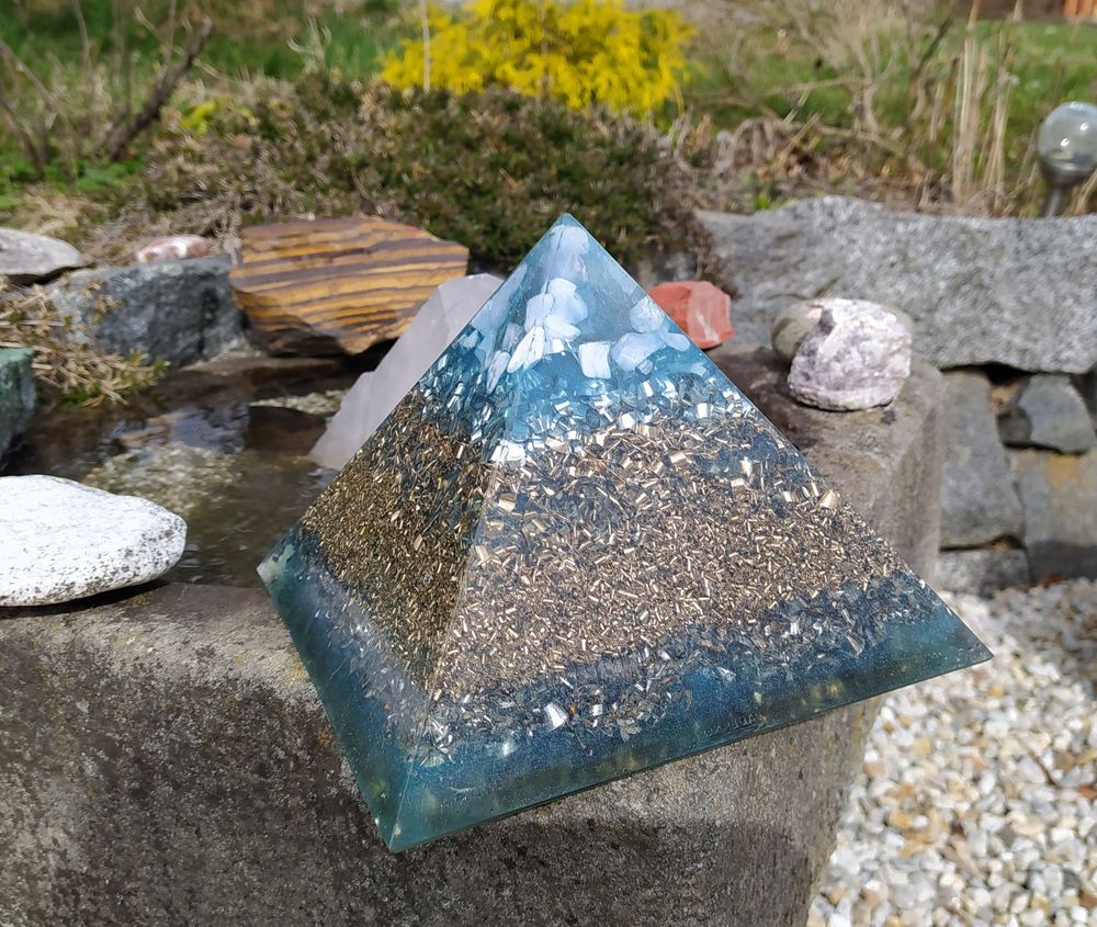 MEGA Orgonit pyramida 18 cm chalcedonová