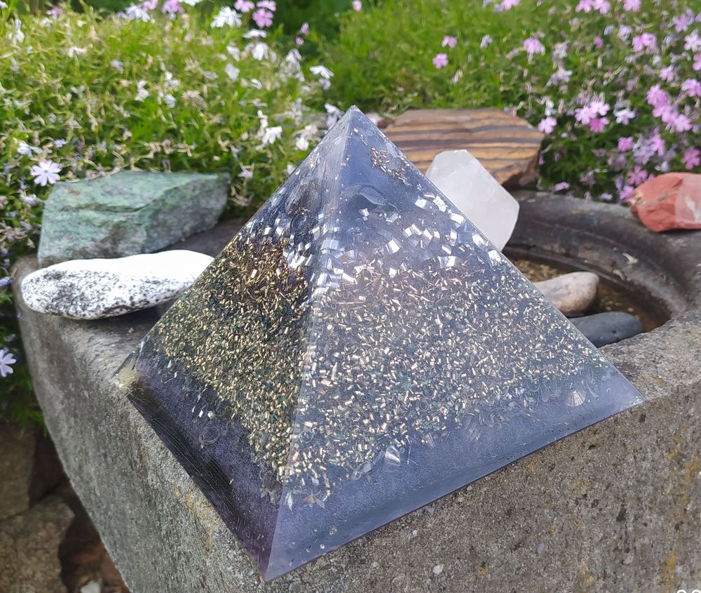 MEGA Orgonit pyramida 18 cm ametystová