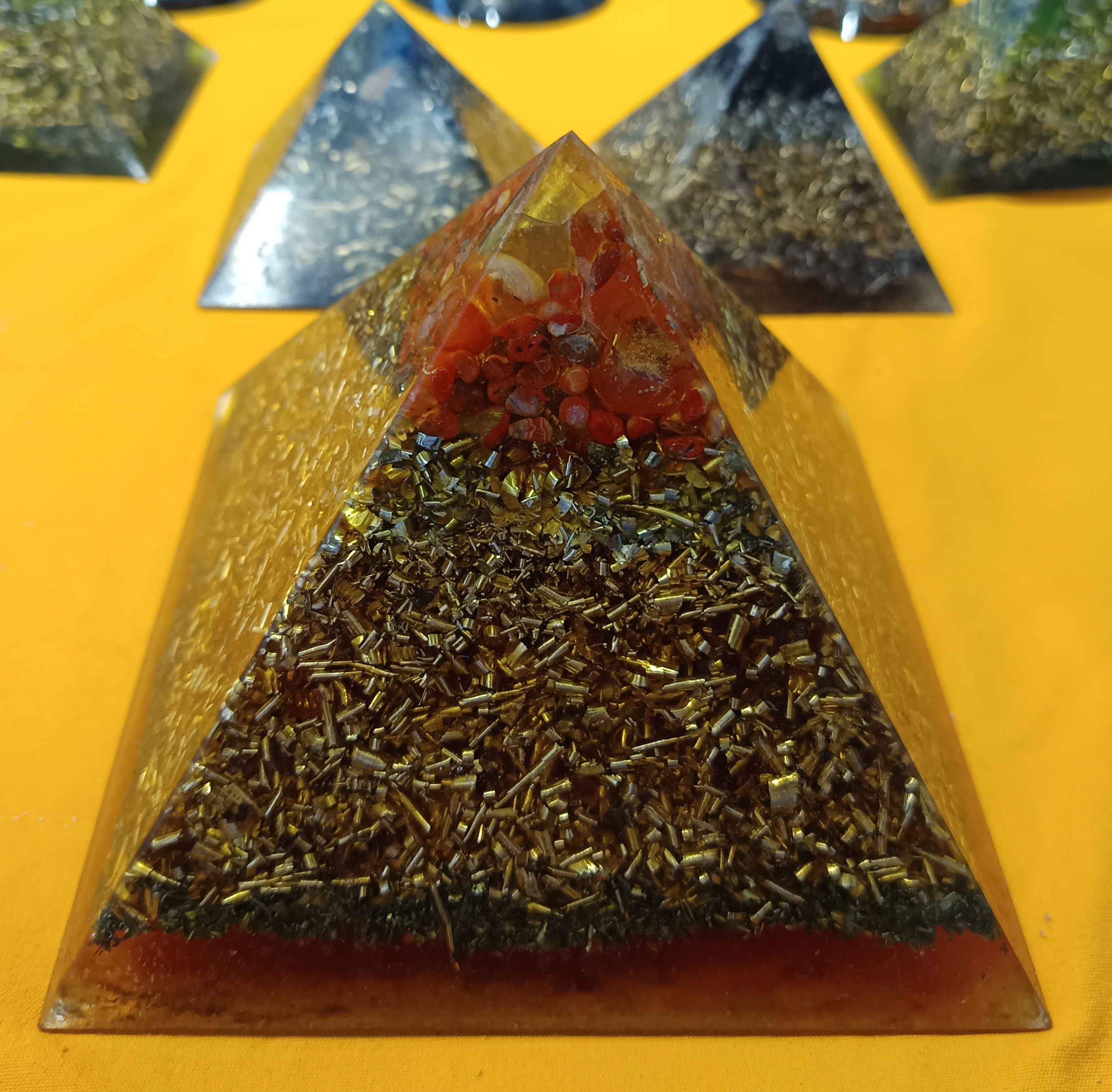 MEGA orgonit pyramida karneolová