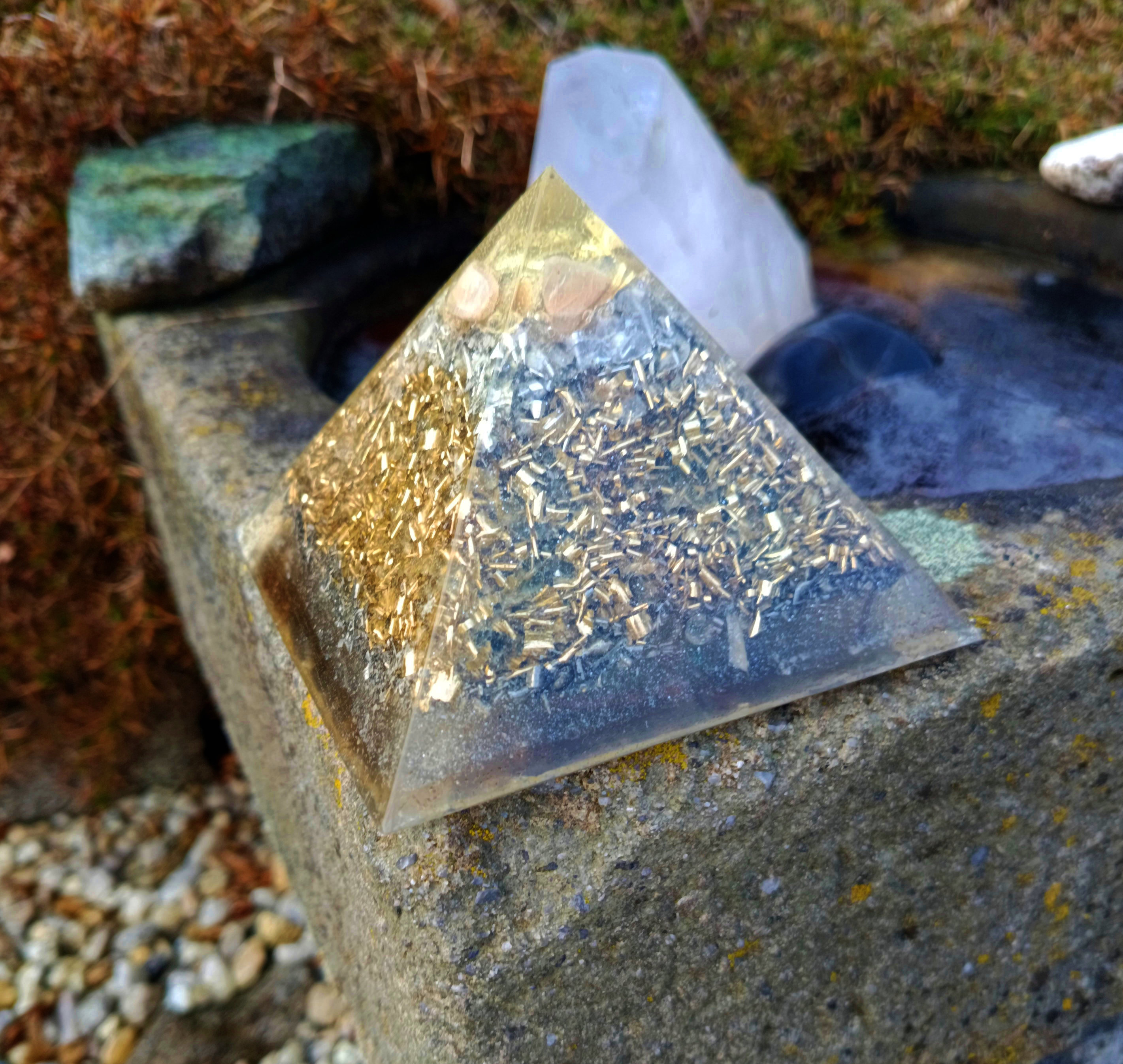 Orgonit pyramida 11,5 cm měsíční
