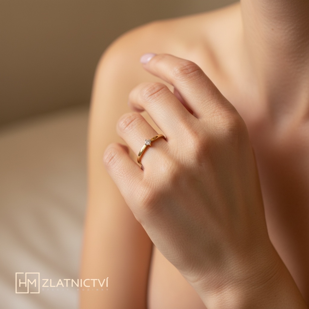 Romantický zlatý prsten s jasným zirkonem 2-3612