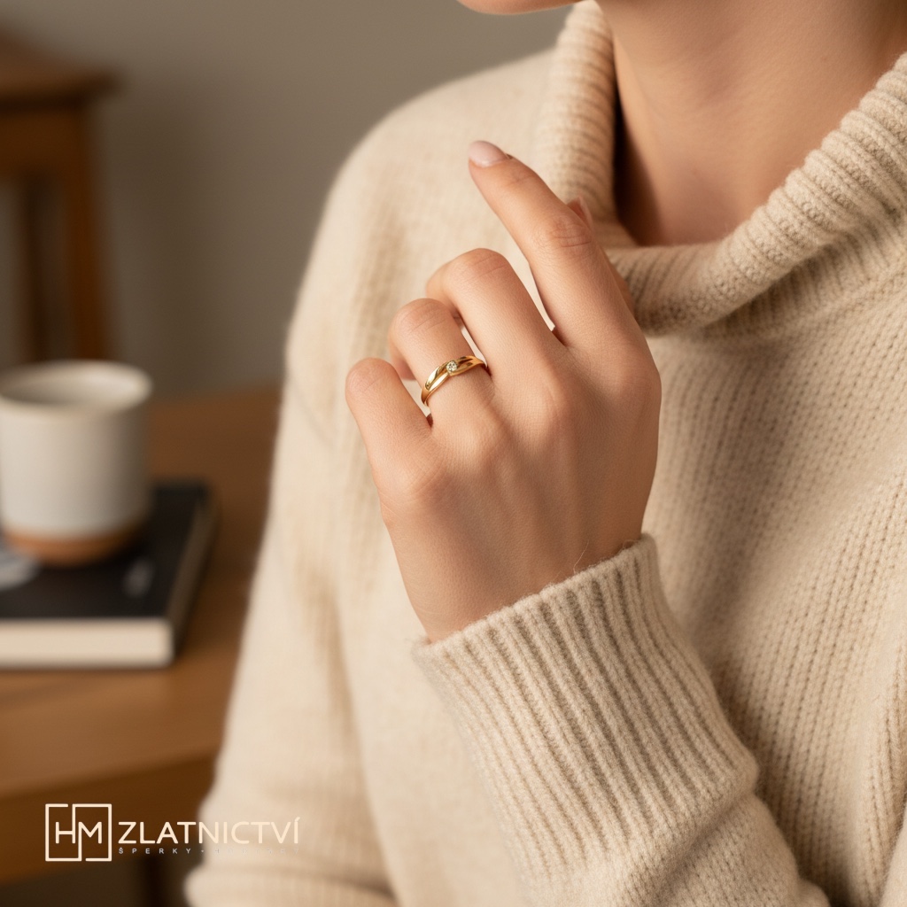 Elegantní zlatý prsten s třpytivým zirkonem 2-3627