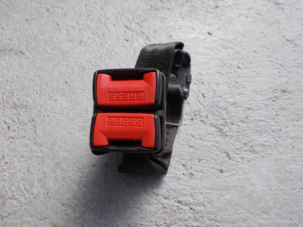 5038440 Západka zadních bezpečnostních pásů (červená + červená) Renault Megane I