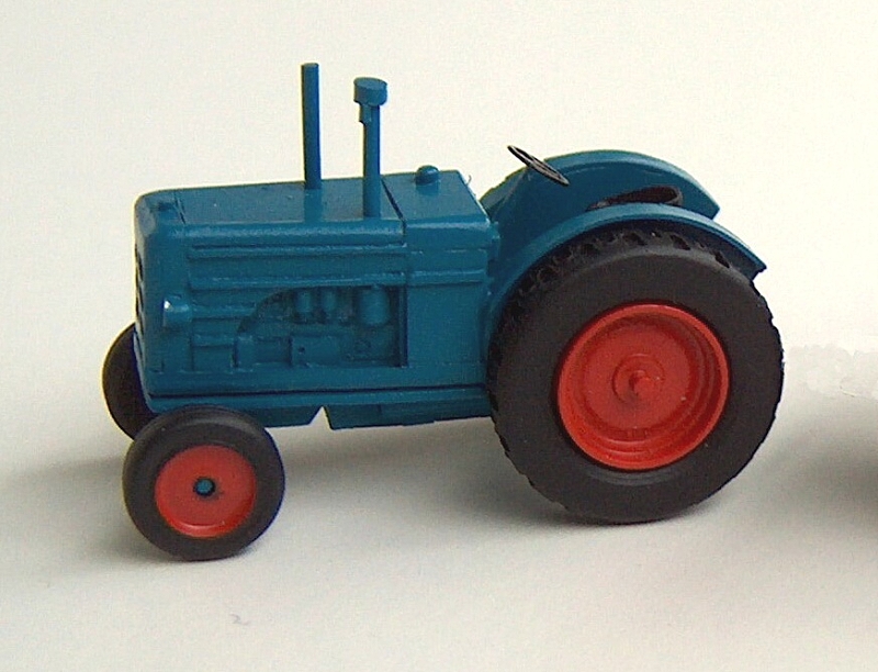 Traktor HANOMAG kolový 1:120 - stavebnice