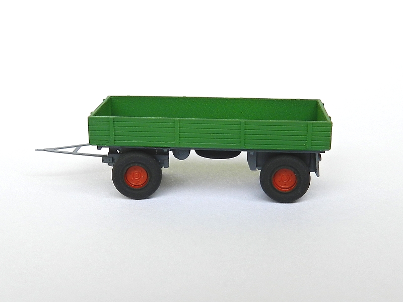 Traktor HANOMAG s přívěsem 1:120 - zelený