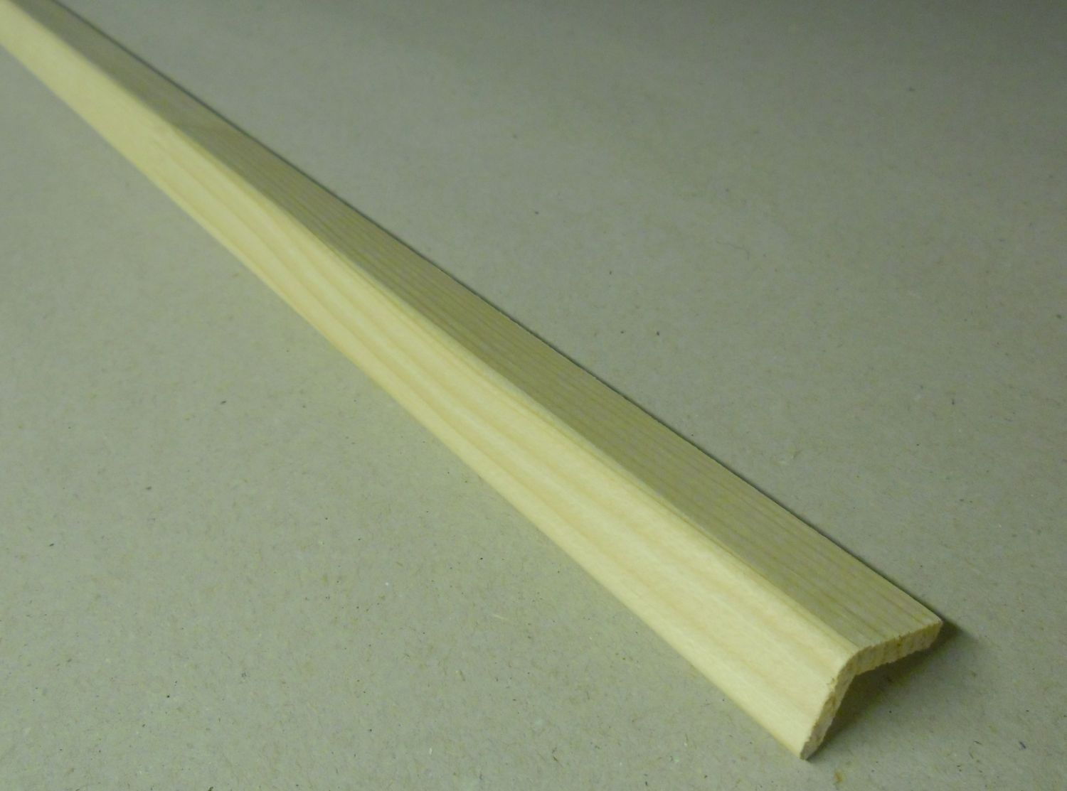 Spálenský dřevěná rohová lišta masiv L1420/2000
