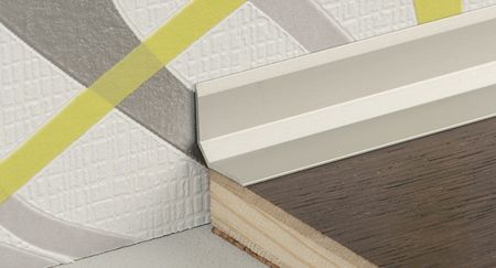 Ukončovací samolepící soklový profil 19,50x19,50mm d.2500mm stříbrný