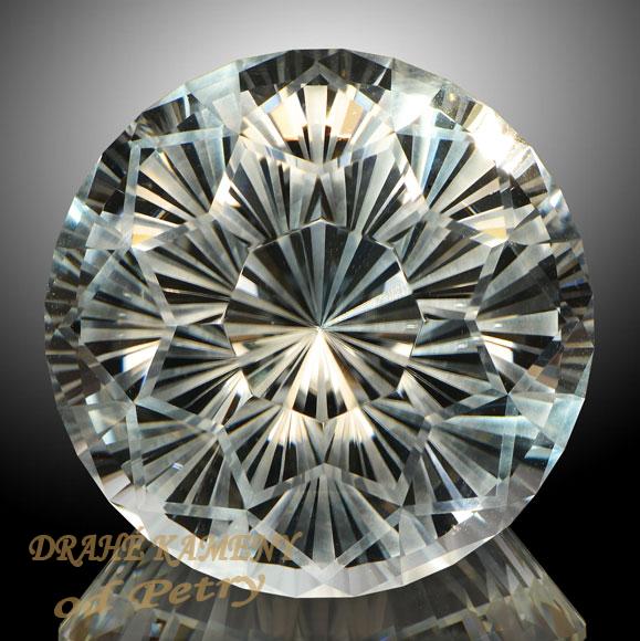 Křišťál  z  Vysočiny 33x33x26mm Váha: 141ct /VIDEO/