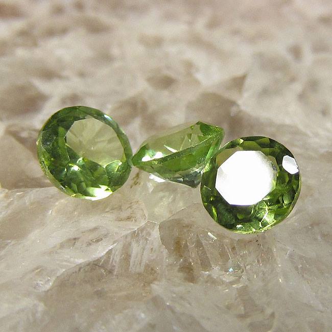 1x peridot z Pakistánu  4mm 