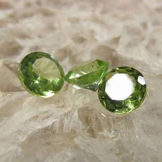 1x peridot z Pakistánu  4mm 