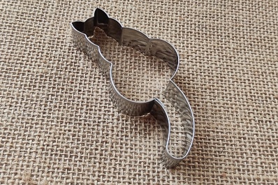 Kočka s ocáskem dolů 83 x 40 mm / nerez