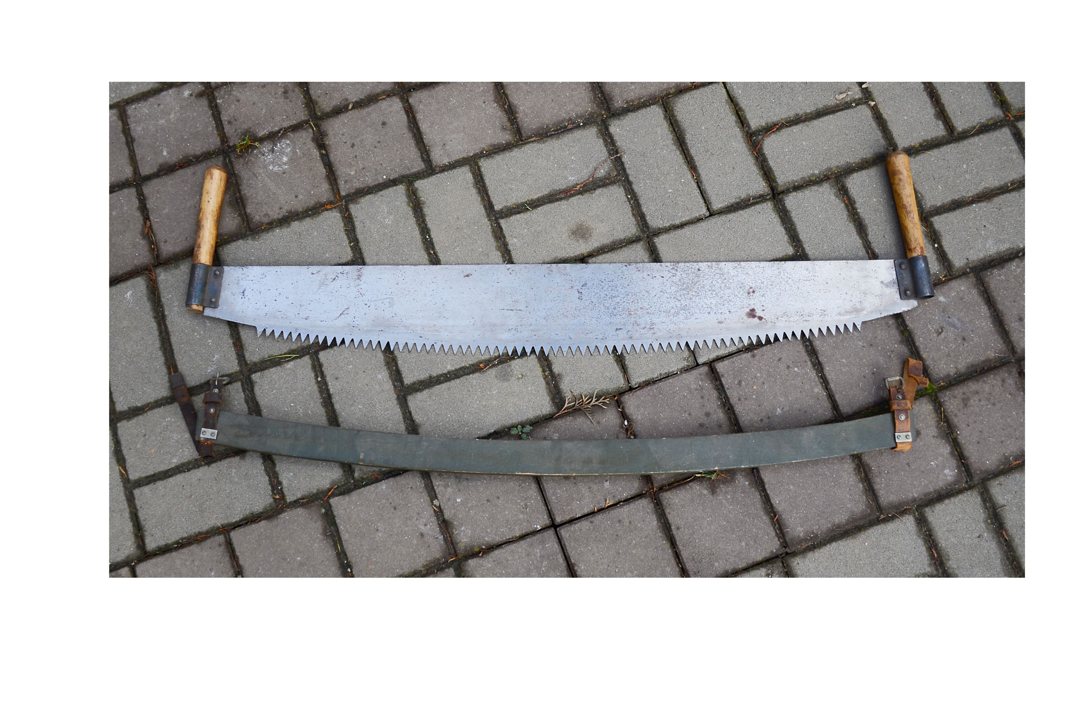 Pila břichatka dvouruční s krytem
