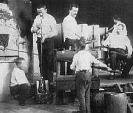 Obr.10  Skláři při práci z počátku 20.století