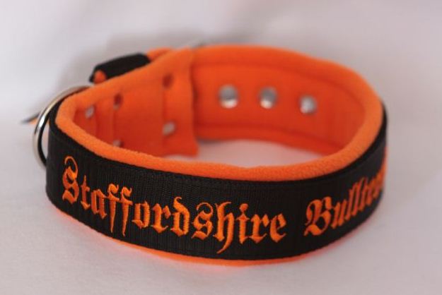 Obojek Staffordshire Bullterrier š.4cm černý+oranžový fleece