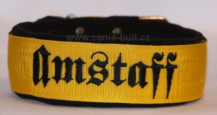 Obojek Amstaff š.4cm žlutý,černé písmo+černý fleece