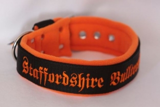Obojek Staffordshire Bullterrier š.4cm černý+oranžový fleece