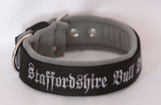 Obojek Staffordshire Bullterrier š.4cm černý+šedý fleece