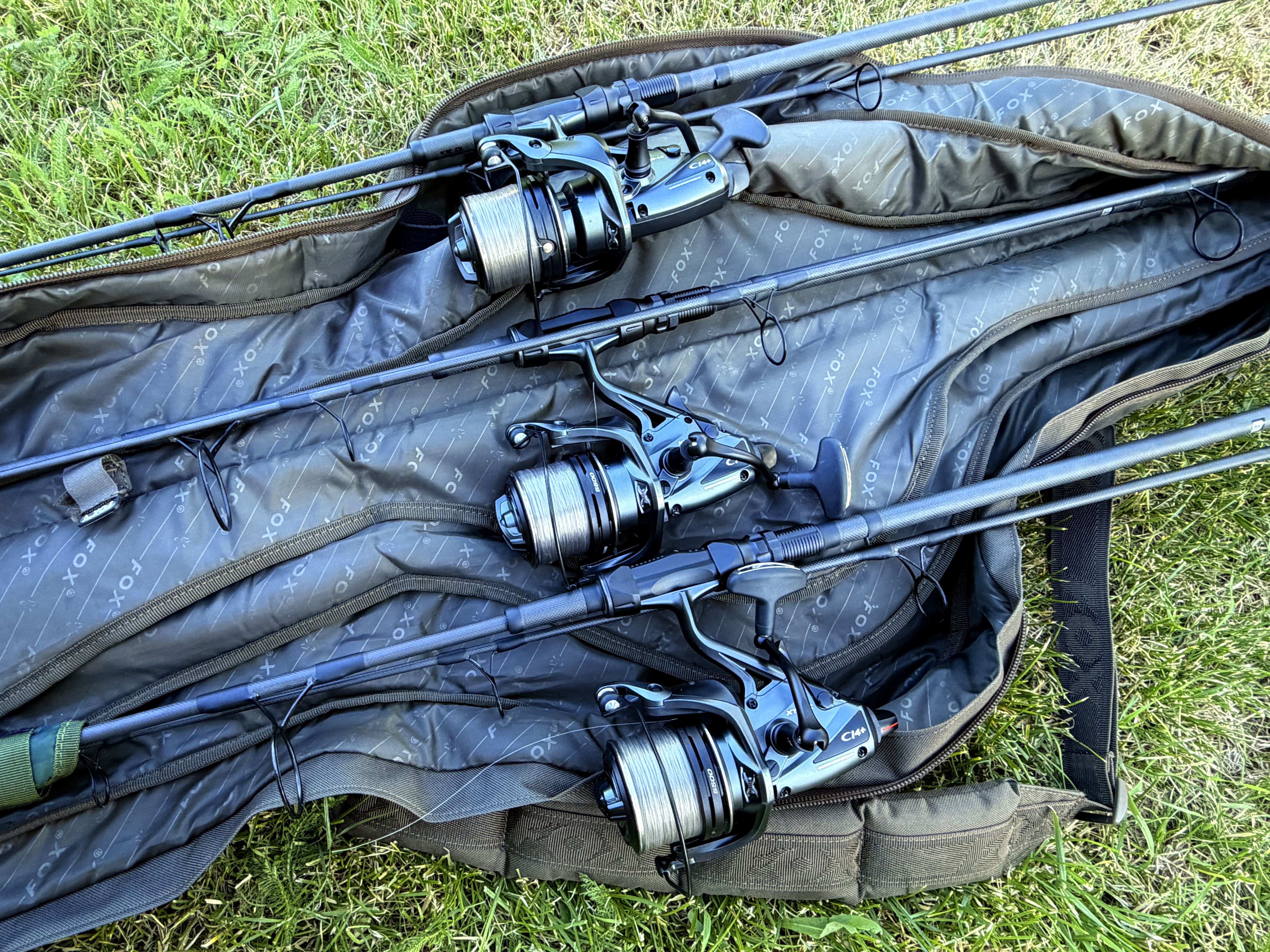 LUXUSNÍ KAPROVÝ SET NASH + SHIMANO / 3 PRUTY NASH SCOPE BLACK OPS 10ft / 3lb + 3 NAVIJÁKY SHIMANO MEDIUM BAITRUNNER CI4+ + POUZDRO FOX + PÁSKY NA PRUTY NASH