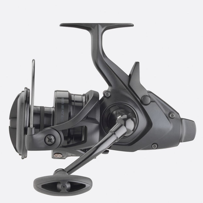 NAVIJÁK DAIWA 22 EMBLEM BR 10000 BAITRUNNER