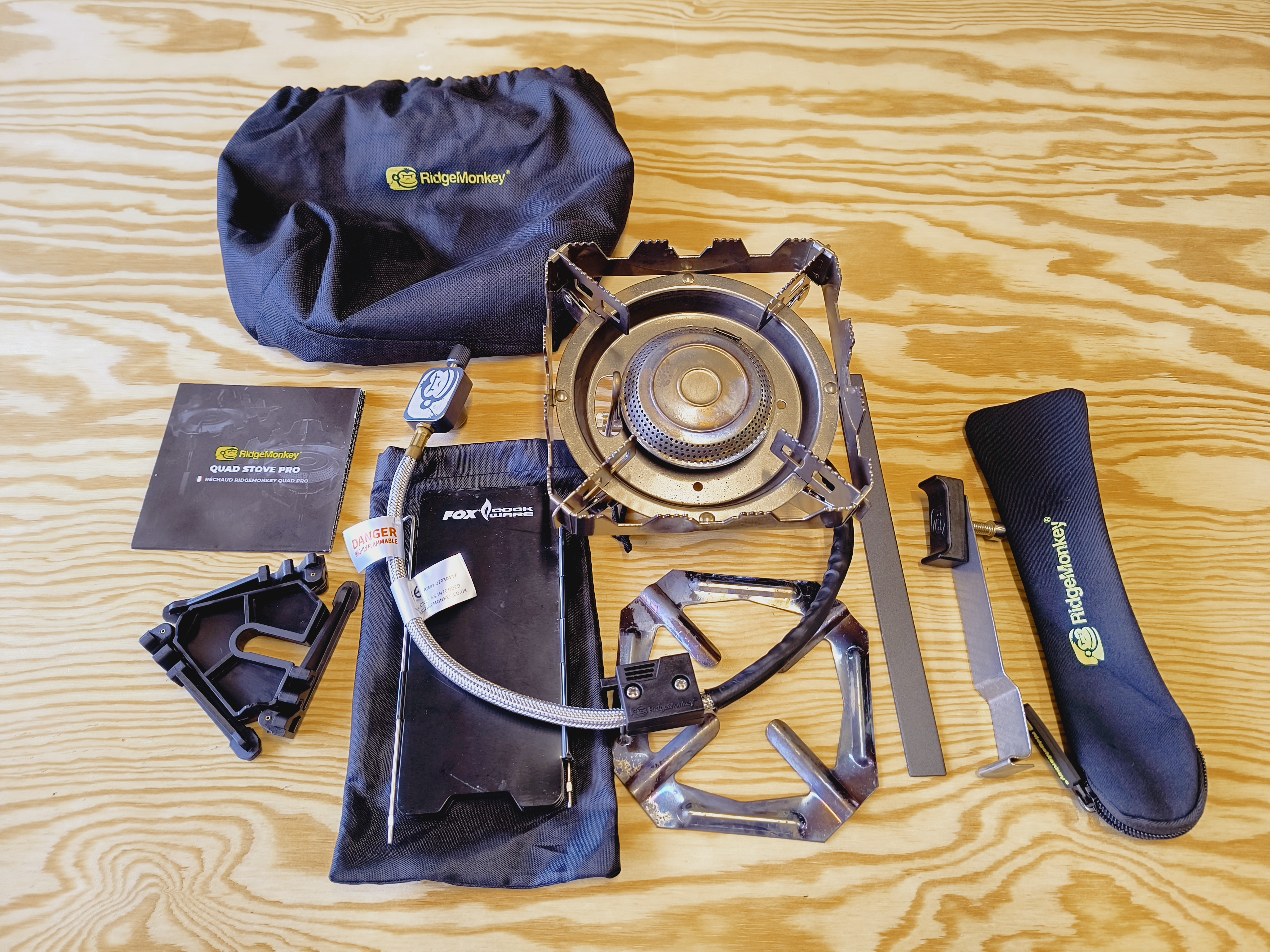 RIDGEMONKEY VAŘIČ QUAD STOVE PRO + FOX ZÁVĚTŘÍ PRO VAŘIČ WINDSHEALD + FOX STABILIZÁTOR NA KARTUŠI