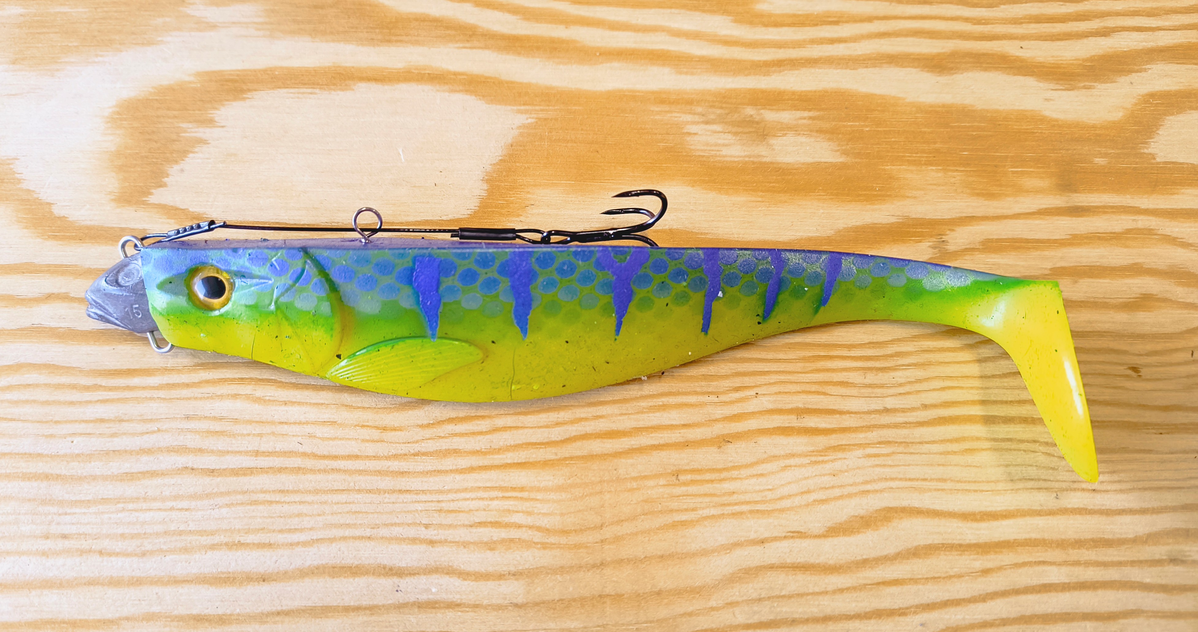 GUMOVÁ NÁSTRAHA ILLEX DEXTER SHAD 17,5 CM SE STINGEREM A ZAVRTÁVACÍ HLAVIČKOU
