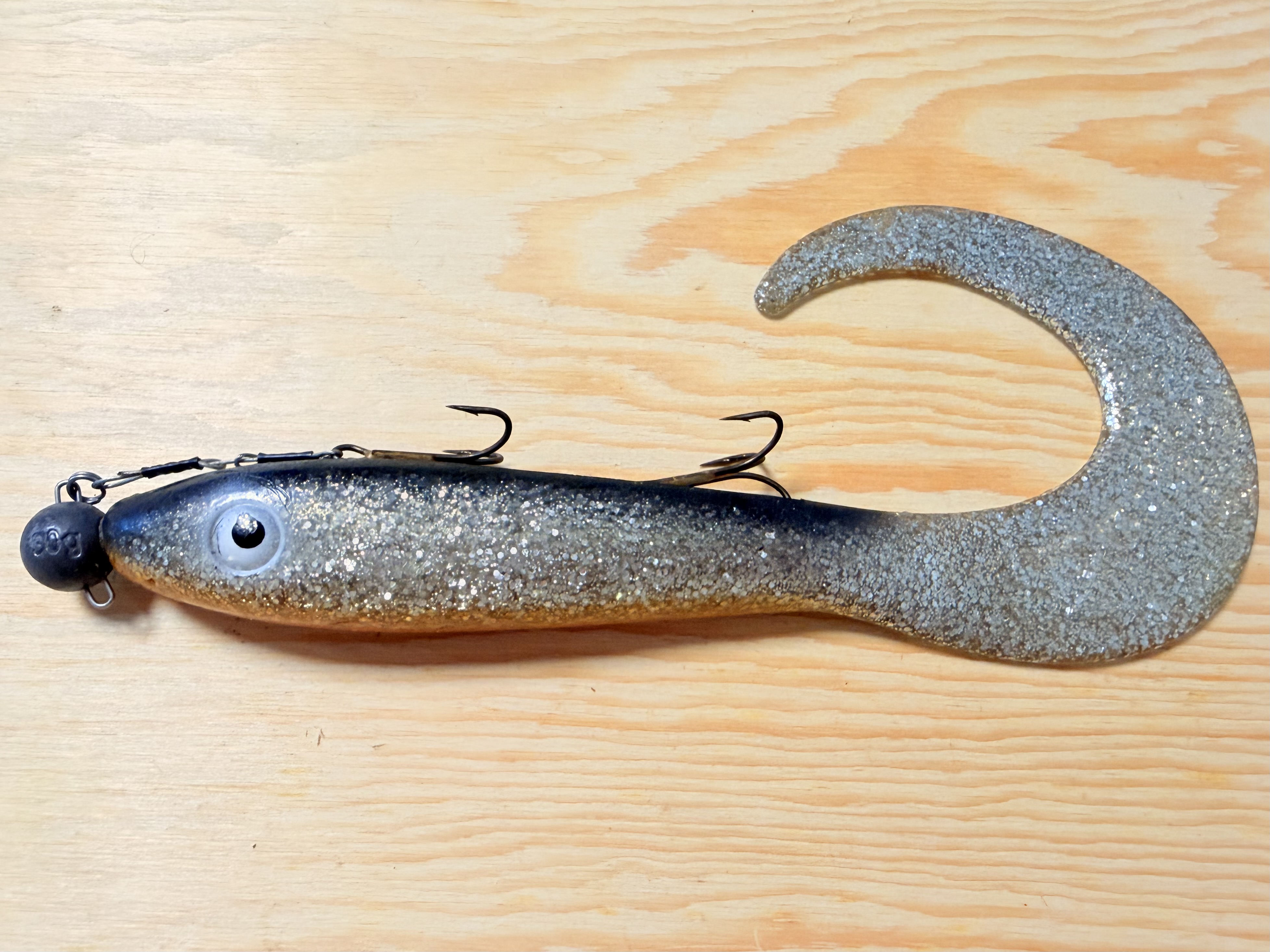 GUMOVÁ NÁSTRAHA SVARTZONKER MCRUBBER TAIL 23CM SE STINGEREM A ZAVRTÁVACÍ HLAVIČKOU