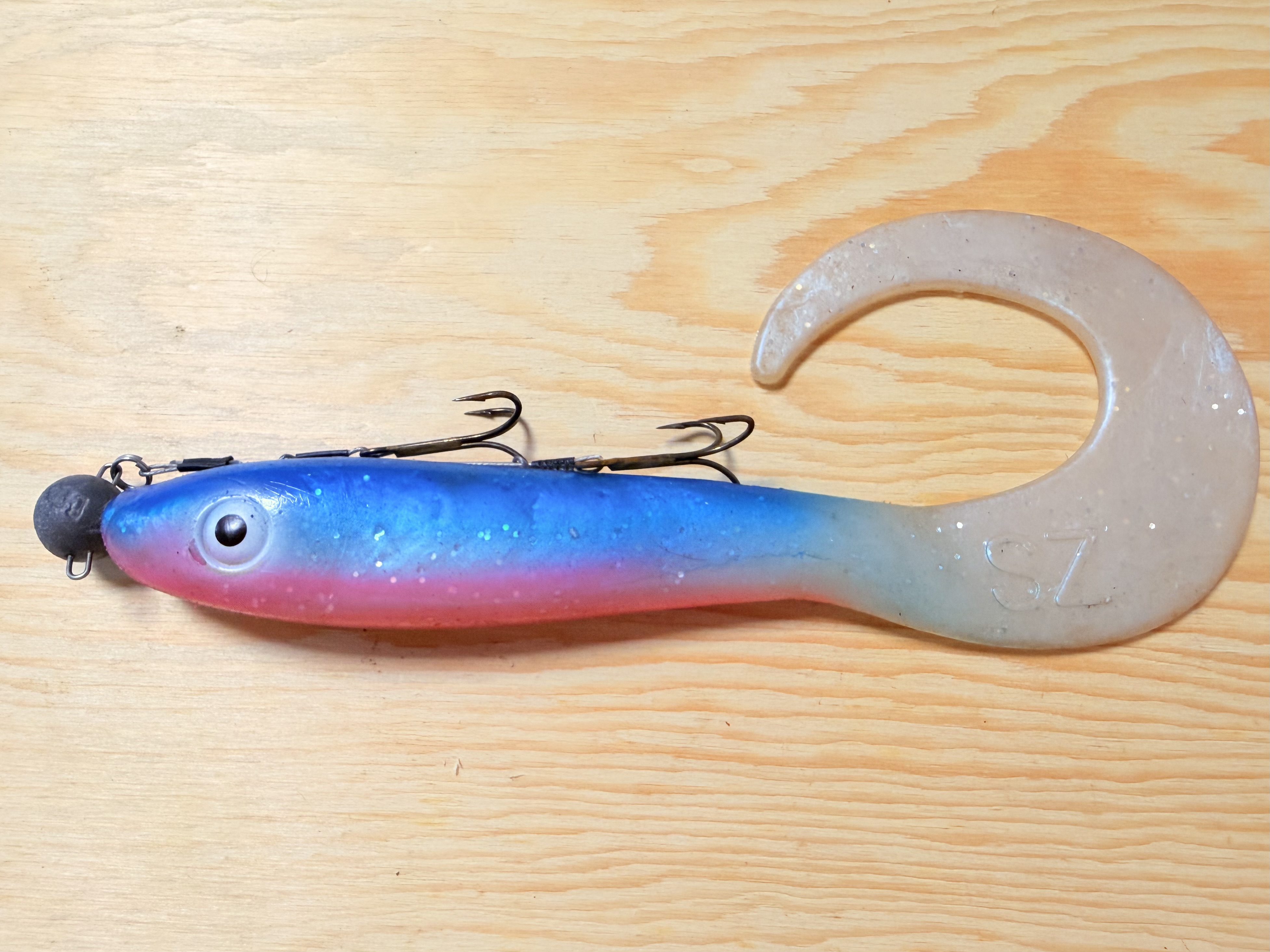 GUMOVÁ NÁSTRAHA SVARTZONKER MCRUBBER TAIL 23CM SE STINGEREM A ZAVRTÁVACÍ HLAVIČKOU