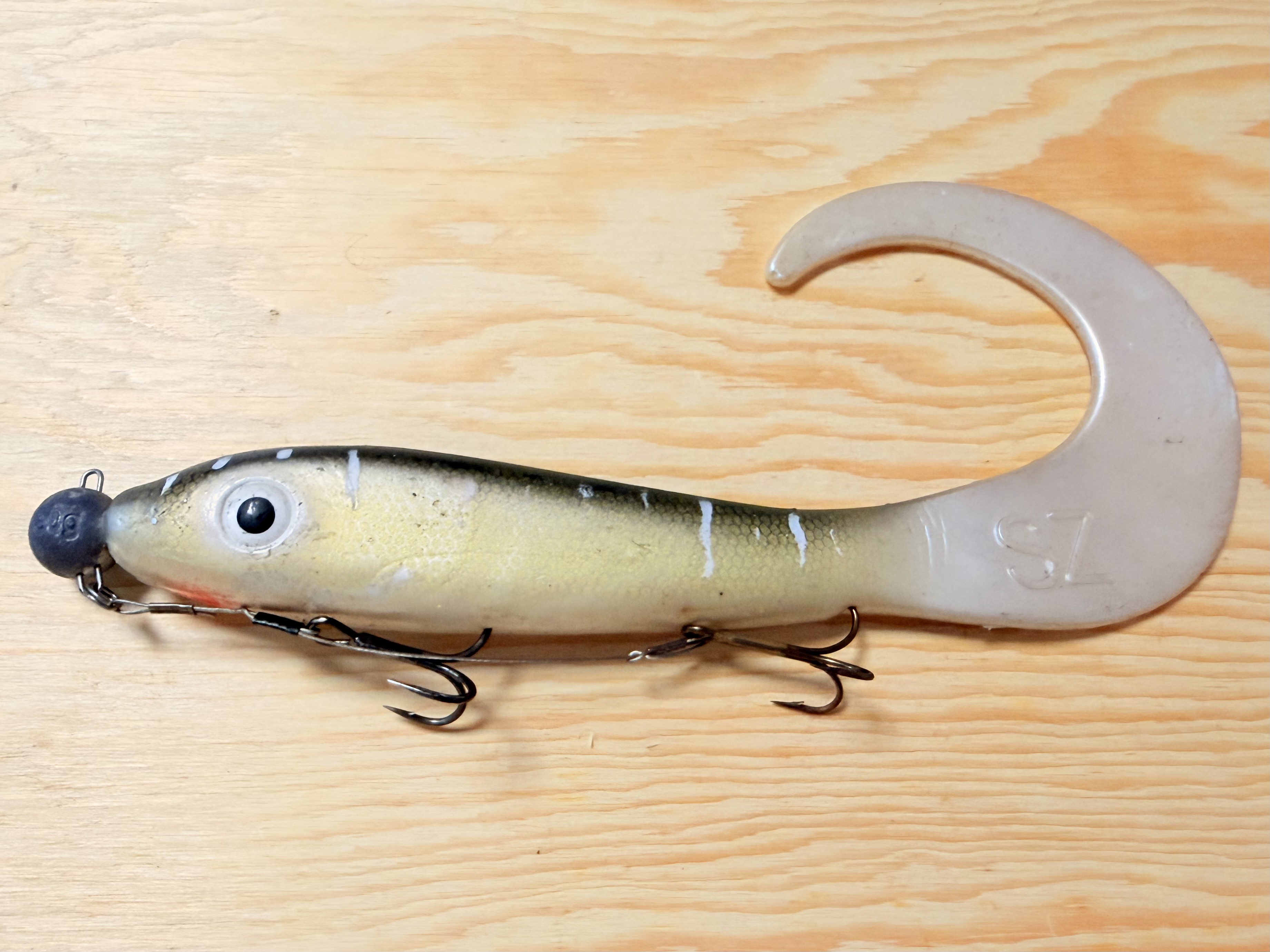 GUMOVÁ NÁSTRAHA SVARTZONKER MCRUBBER TAIL 23CM SE STINGEREM A ZAVRTÁVACÍ HLAVIČKOU