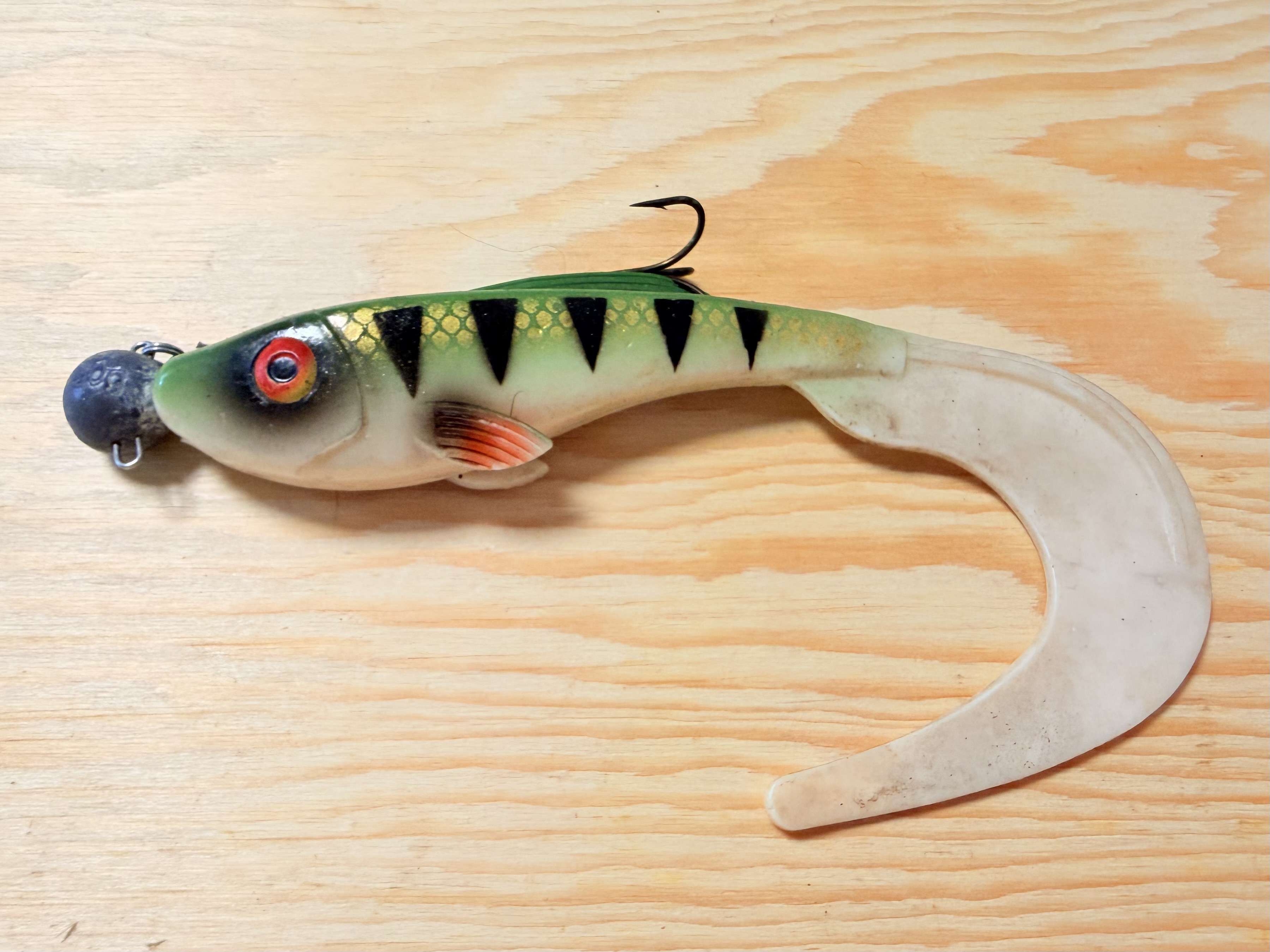 GUMOVÁ NÁSTRAHA ABU GARCIA BEAST CURLY TAIL 17CM SE STINGEREM A ZAVRTÁVACÍ HLAVIČKOU
