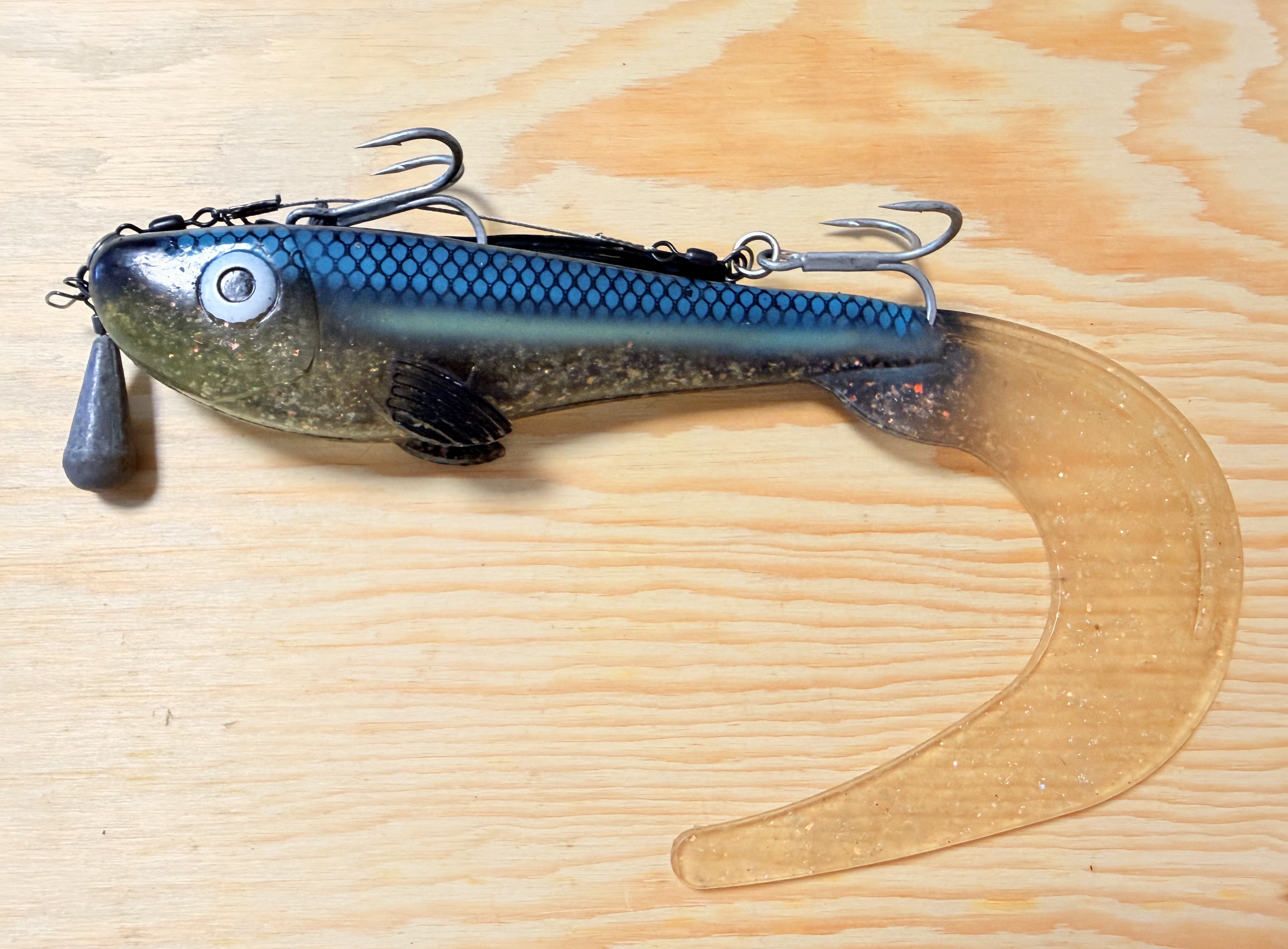GUMOVÁ NÁSTRAHA ABU GARCIA BEAST CURLY TAIL 21CM SE STINGEREM A ZAVRTÁVACÍ HLAVIČKOU