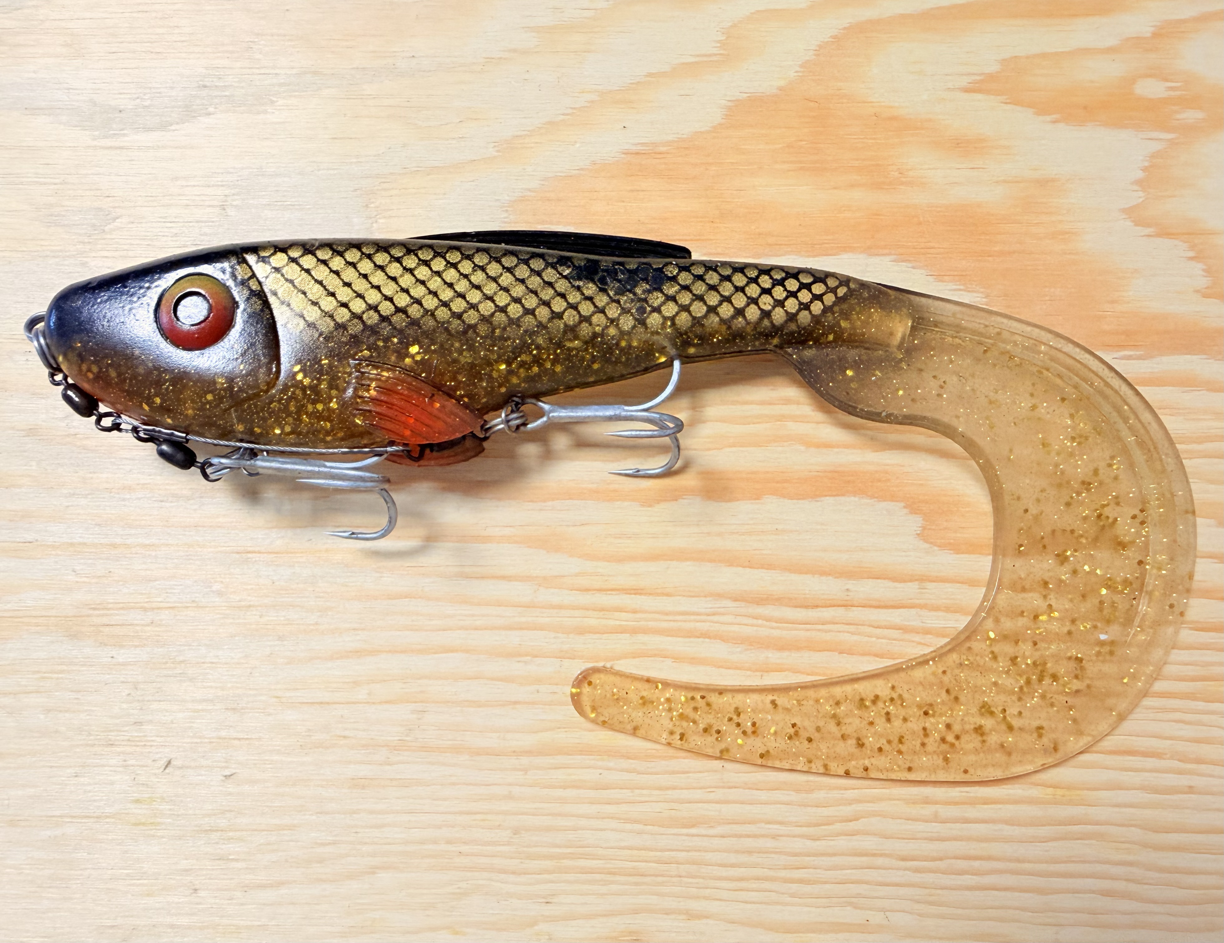 GUMOVÁ NÁSTRAHA ABU GARCIA BEAST CURLY TAIL 21CM SE STINGEREM A ZAVRTÁVACÍ HLAVIČKOU