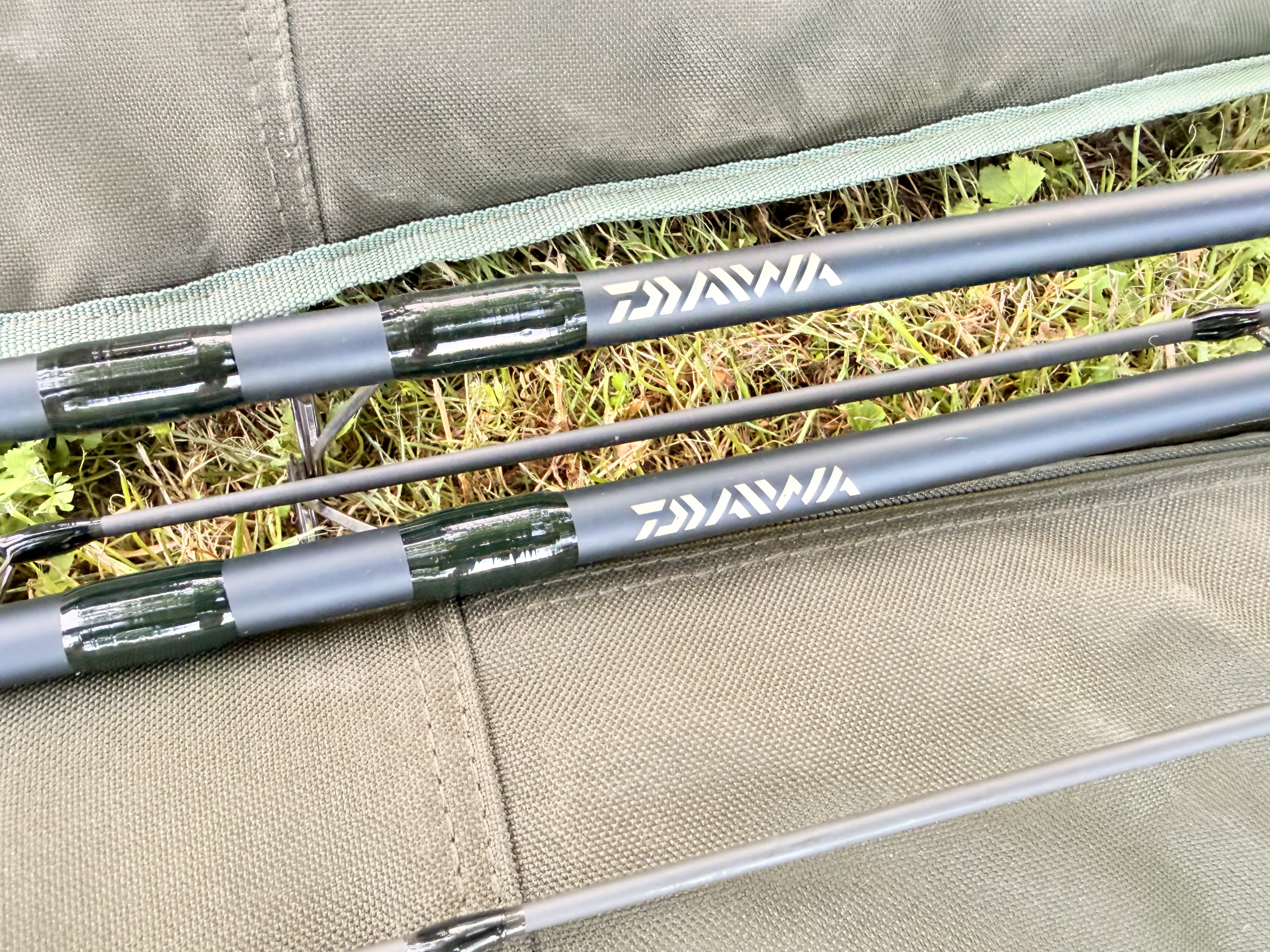 2 KAPROVÉ DVOUDÍLNÉ PRUTY DAIWA D-CARP 2300 / 3,6 m / 3,0 lb + OBALY NA PRUT S NAVIJÁKEM