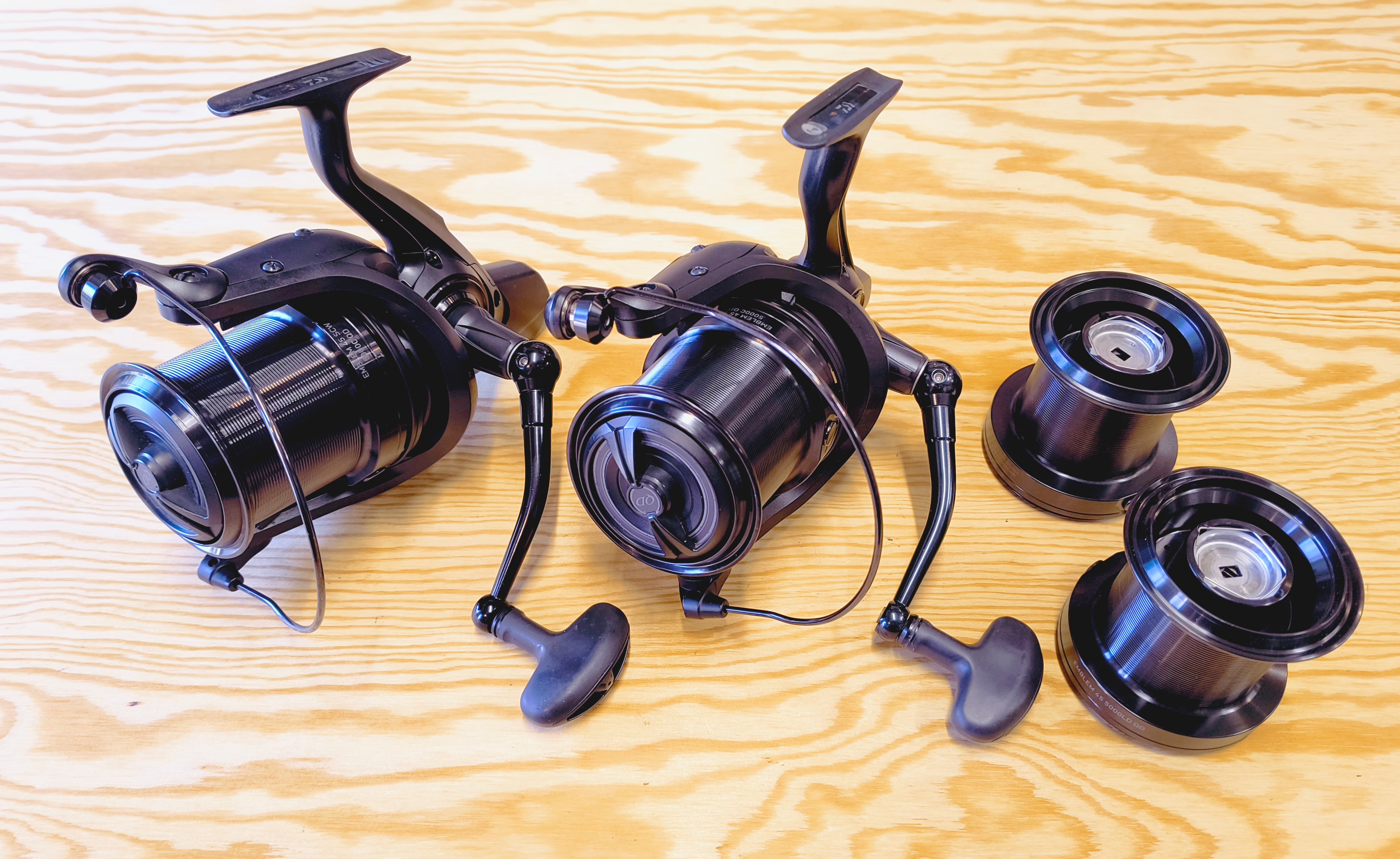 2 NAVIJÁKY DAIWA EMBLEM 45 SCW QD