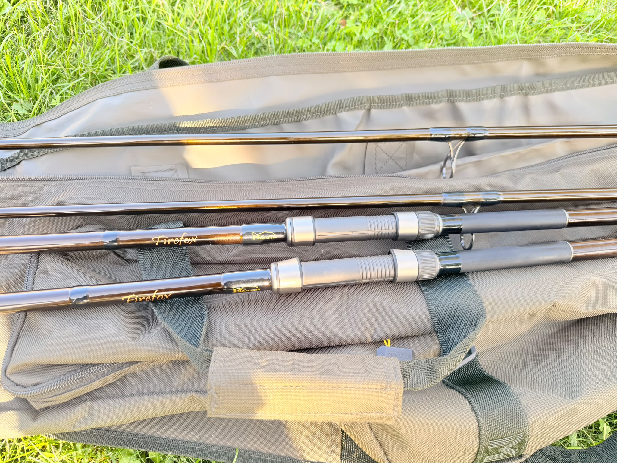 2 KAPROVÉ DVOUDÍLNÉ PRUTY K-KARP FIREFOX / 3,90 M / 3,25 LB + POUZDRO MIVARDI ENTRIX