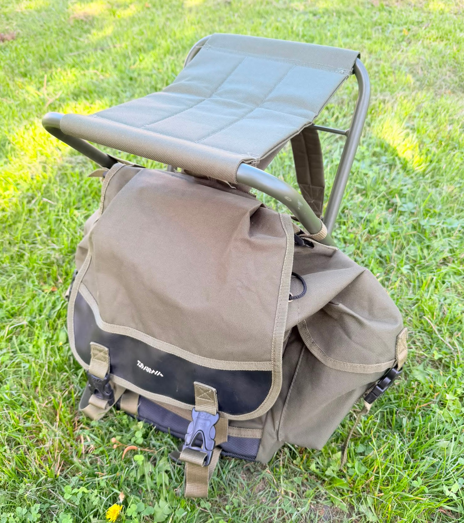 BATOH SE SEDAČKOU DAIWA GAME RUCK STOOL