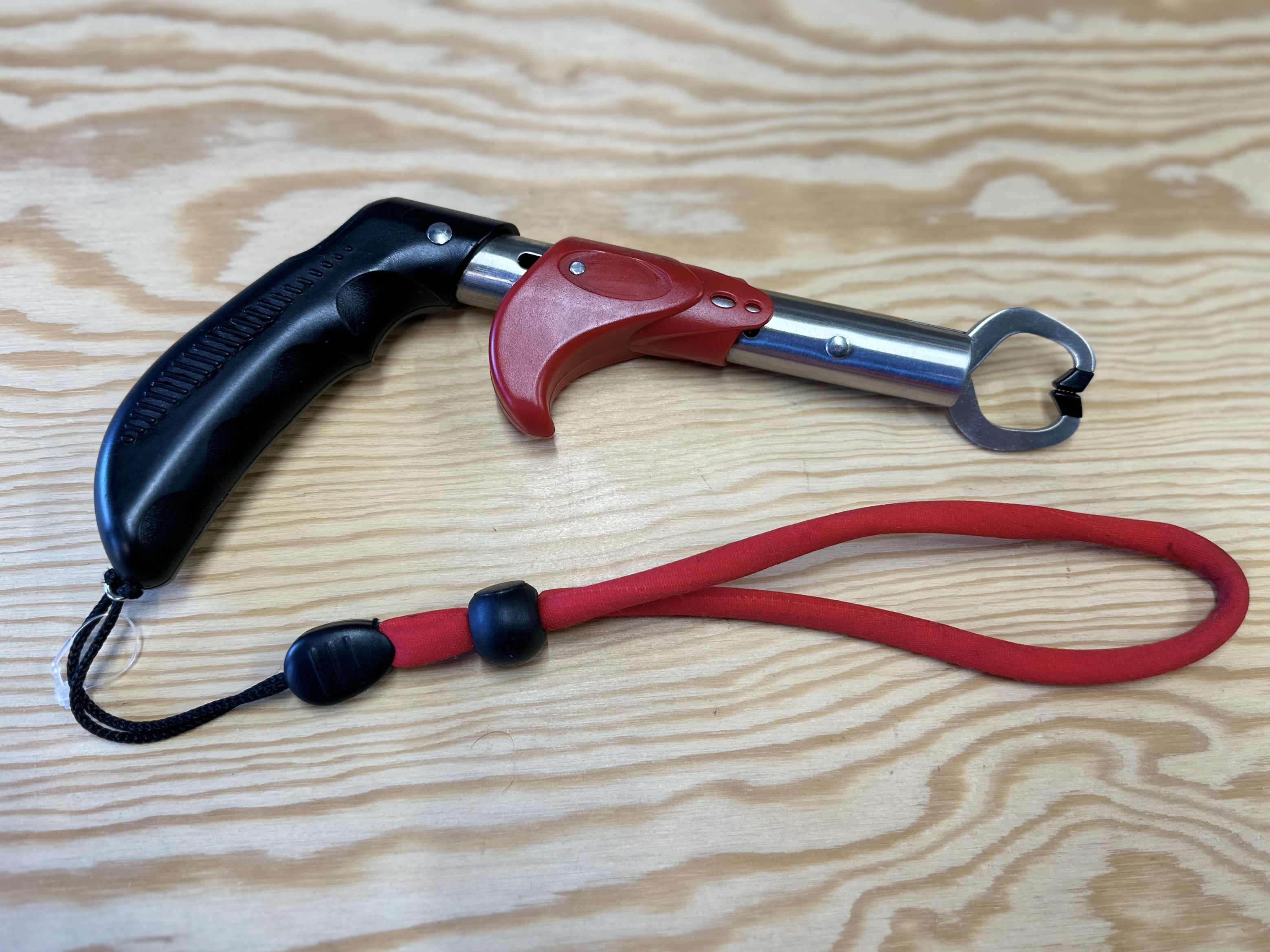 BERKLEY VYLOVOVACÍ KLEŠTĚ PISTOL LIP GRIP W/ SCALE 16CM