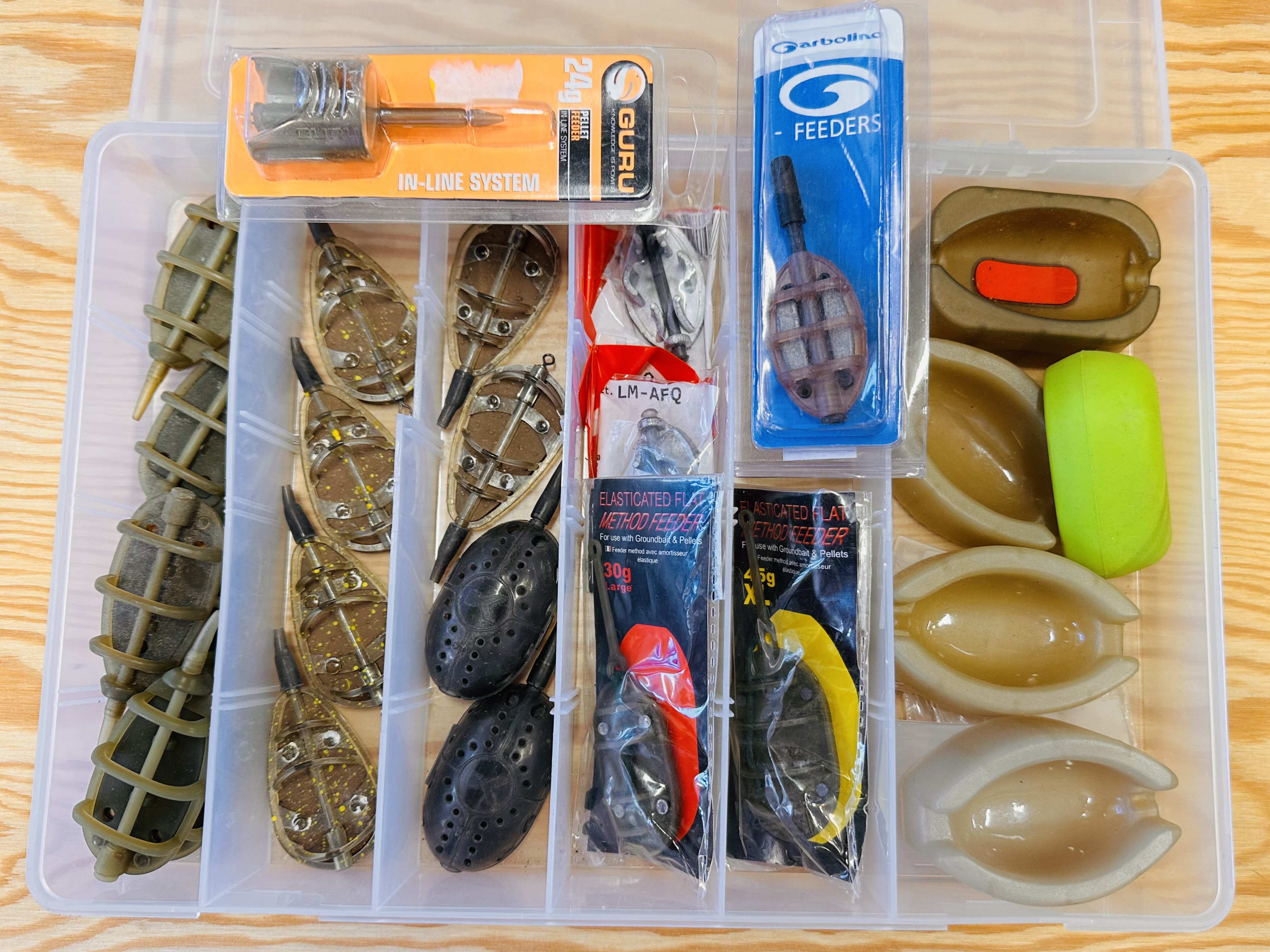  VELKÝ SET RŮZNÝCH ZNAČOVÝCH METHOD FEEDEROVÝCH KRMÍTEK A FORMIČEK 24 KS + BOX 